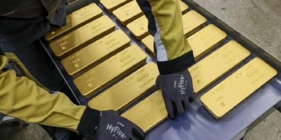 الذهب ينخفض مع ترقب محضر اجتماع الفيدرالي الأمريكي