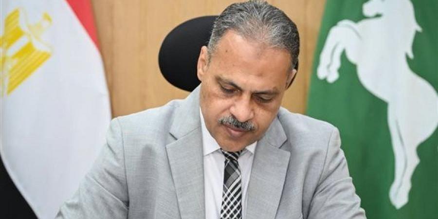 محافظ الشرقية يُصدر 14 قرارًا تأديبيًا لـ 42 من العاملين المقصرين
