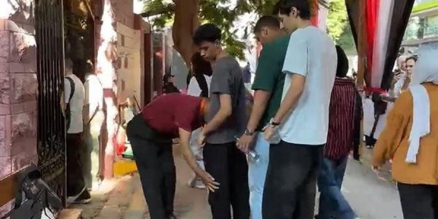 تفتيش دقيق لطلاب الثانوية العامة قبل امتحاني الفيزياء والتاريخ بالجيزة