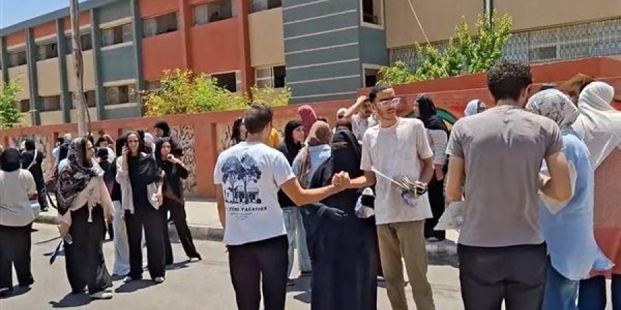 12827 طالبا بالثانوية العامة في الإسماعيلية يؤدون اليوم امتحان "الفيزياء والتاريخ"