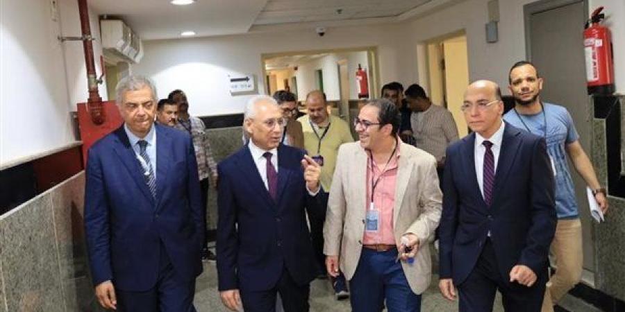 رئيس جامعة المنيا يفتتح السكن الفندقي للأطباء بالمجمع الطبي الجامعي