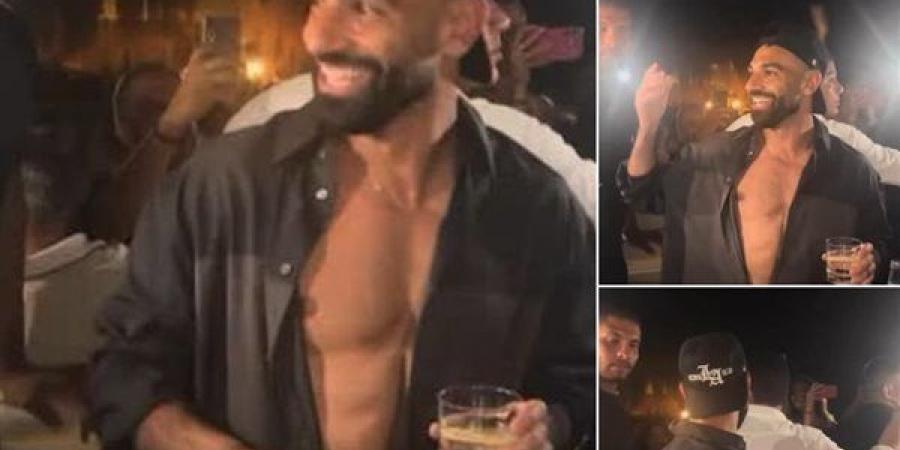 بقميص مفتوح وكاب، محمد صلاح يرقص ويغني على أنغام "ولا أي كلام" لحماقي بالعلمين (فيديو)