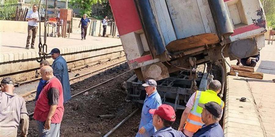 محافظ الغربية يتفقد أعمال رفع عربة قطار طنطا الخارجة عن القضبان (فيديو)