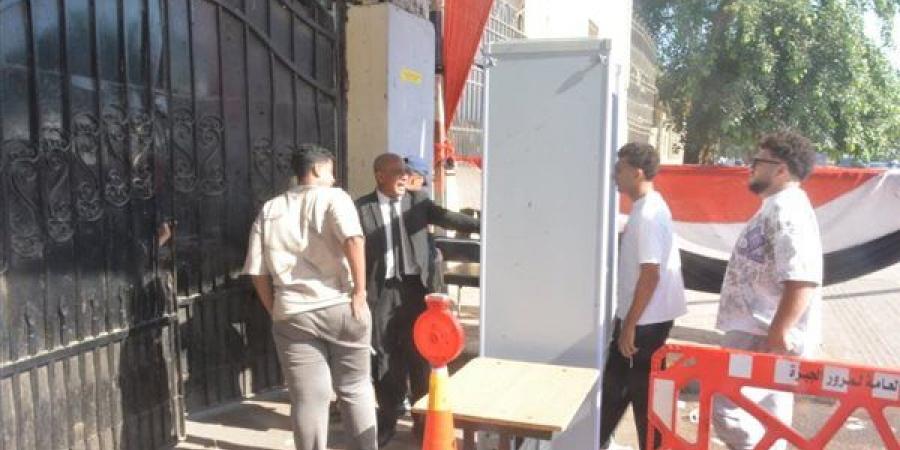 توافد طلاب الثانوية العامة على اللجان لأداء امتحانات الأحياء وعلم النفس والرياضيات البحتة