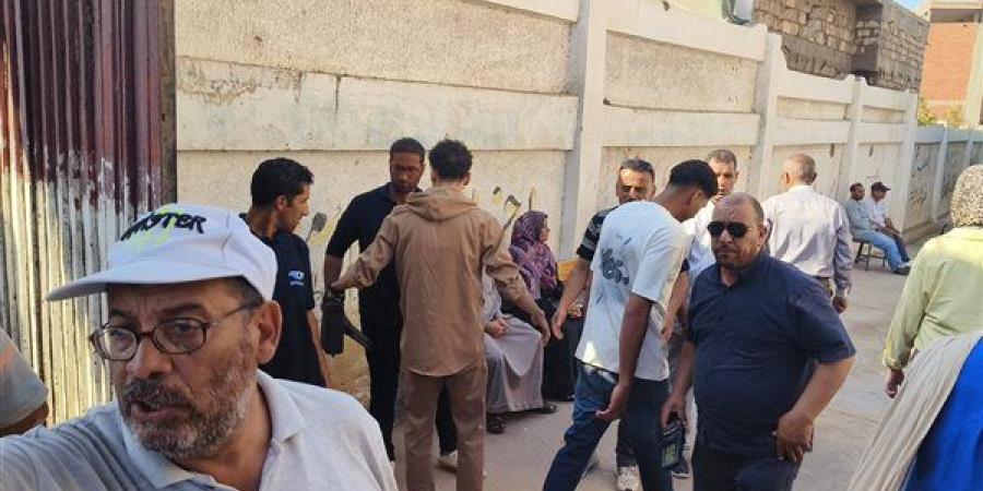 تفتيش طلاب الثانوية العامة على أبواب لجان الامتحانات بالدقهلية