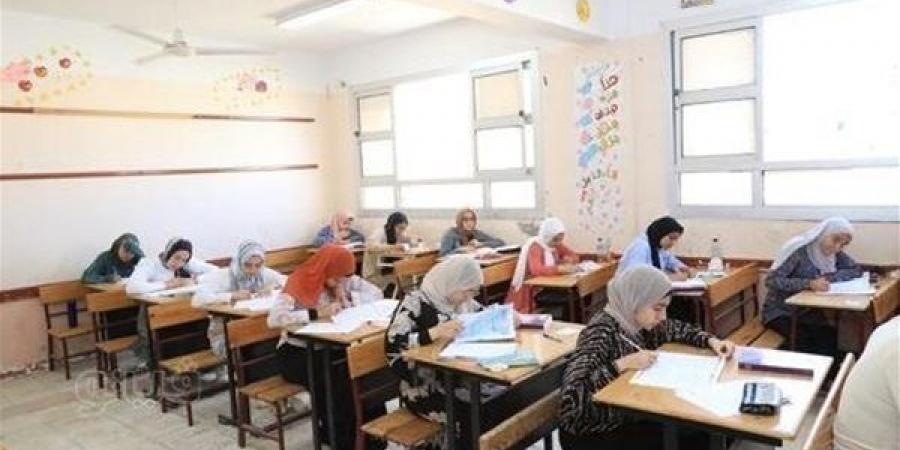 طلاب الثانوية العامة يؤدون امتحان مادة الديناميكا غدا