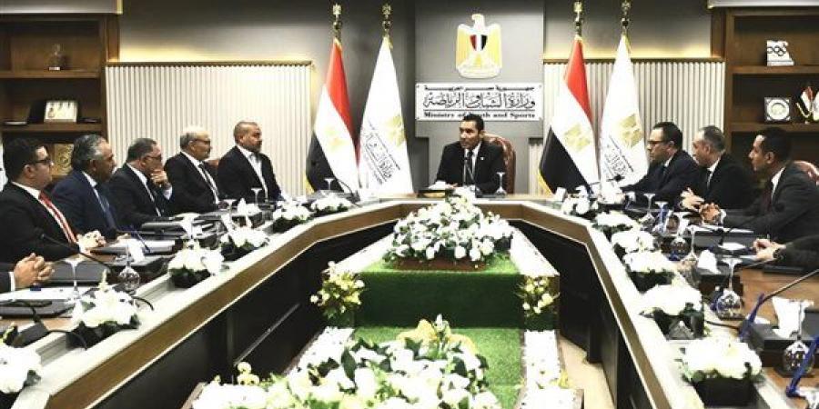 وزير الرياضة يشهد أولى خطوات دمج الأندية وتأسيس شركات كرة القدم