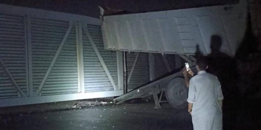 سقوط كوبري مشاة بطريق بنها - المنصورة بعد اصطدام سيارة نقل به (صور)