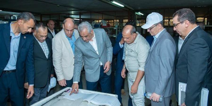 وزير الدولة للإنتاج الحربي يتفقد شركة بنها للصناعات الإلكترونية لمتابعة سير العملية الإنتاجية