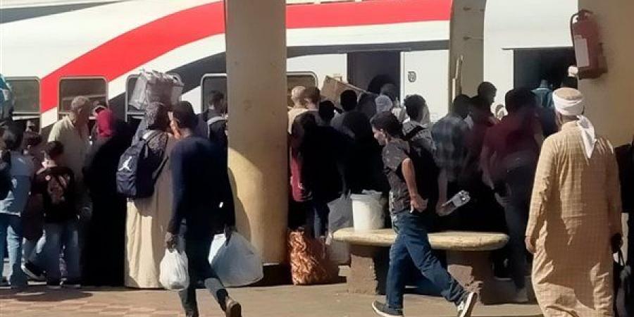 الأمن يلاحق المتهمين برشق قطار في أسوان بالحجارة