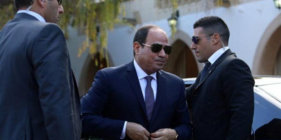 السيسي يصل إلى البحرين والملك حمد في مقدمة مستقبليه
