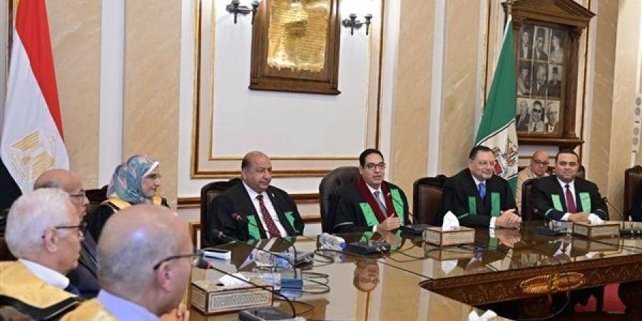 رئيس جامعة القاهرة يعقد لقاءً موسعًا مع قيادات كلية العلوم وأعضاء مجلسها