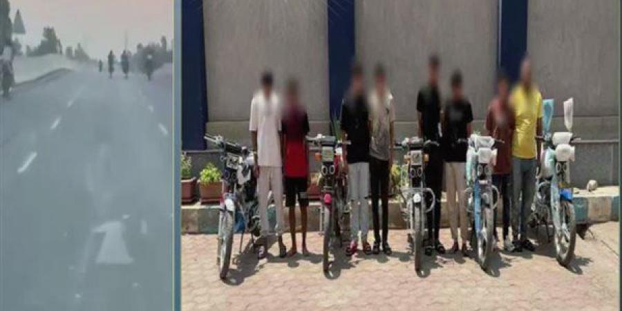 فيديو قادهم للسقوط، الداخلية تضبط أصحاب «استعراضات الموت» بالدراجات النارية في الغربية