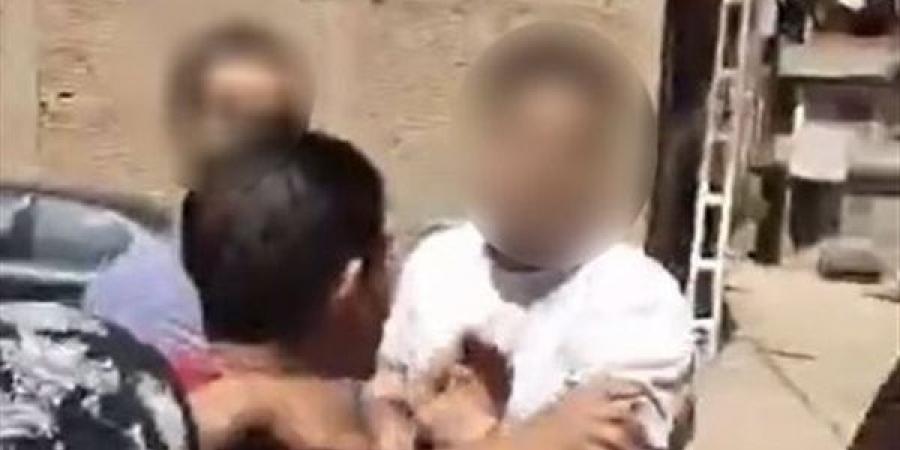 رجوع للخلف كاد ينتهي بكارثة، تفاصيل فيديو اصطدام تروسيكل بسيارة ملاكي والاعتداء على صاحبها بطنطا