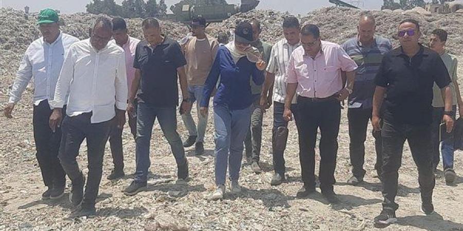 نائب محافظ القليوبية تتابع توفيق أوضاع موقع جمع وإعادة تدوير المخلفات بمدينة الخانكة (صور)
