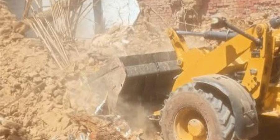 استجابة لشكاوى الأهالي.. إزالة منزل آيل للسقوط ورفع مخلفات في باريس بالوادي الجديد