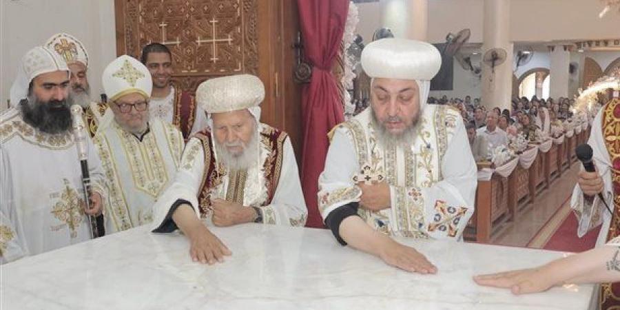 الأنبا إنيانوس يدشن كنيسة القديس مار مرقس الرسول في بني مزار