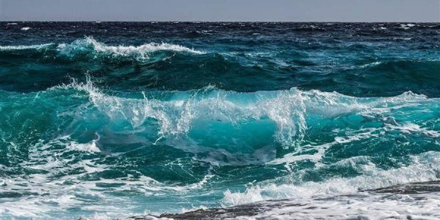 تحذير عاجل، ارتفاع الأمواج بـ 8 شواطئ غدا