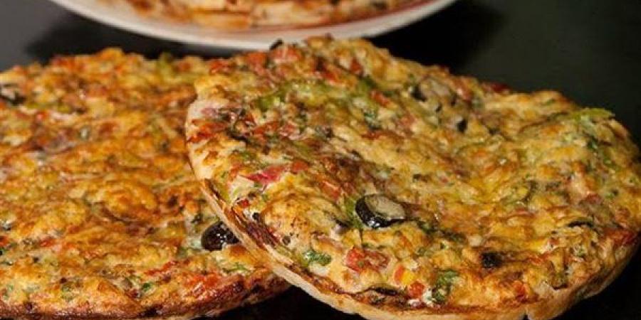 طريقة عمل البيتزا الشرقي بالتونة والزيتون الأخضر