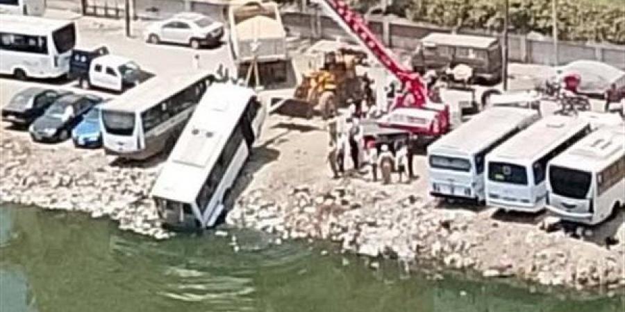 انتشال أتوبيس ركاب بعد سقوطه في ترعة الشرقاوي بالقليوبية