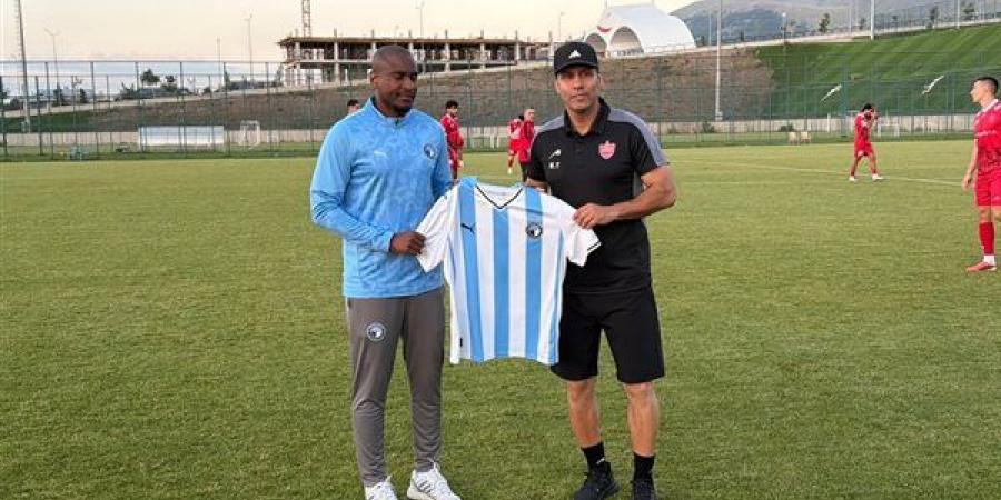 موكوينا يهدي الجهاز الفني لبيرسبوليس الإيراني قميص بيراميدز (صور)
