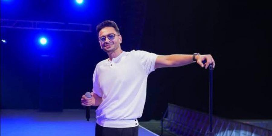 حمادة هلال يجري البروفات الأخيرة قبل حفل دبي (صور)