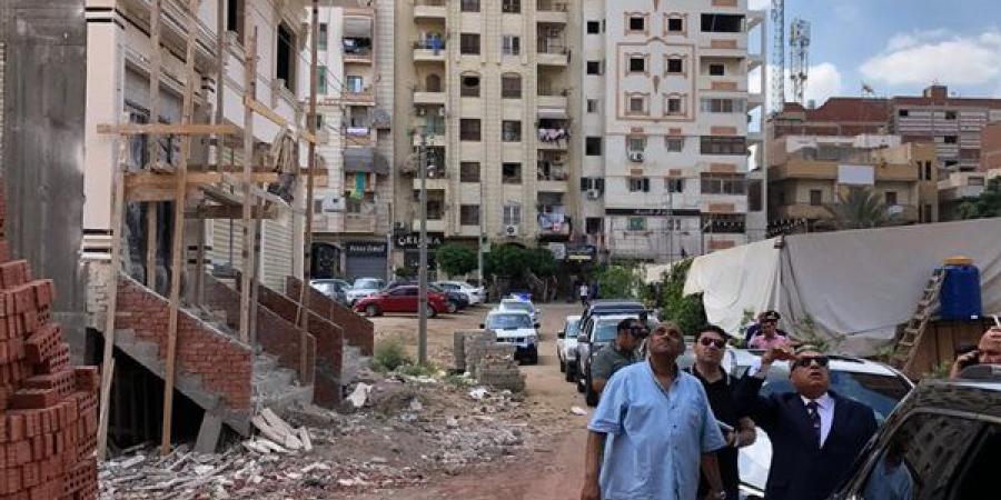 بعد سقوط جزء من عقار، محافظ الدقهلية يتفقد شوارع طلخا ويوجه بإزالة التجاوزات (صور)