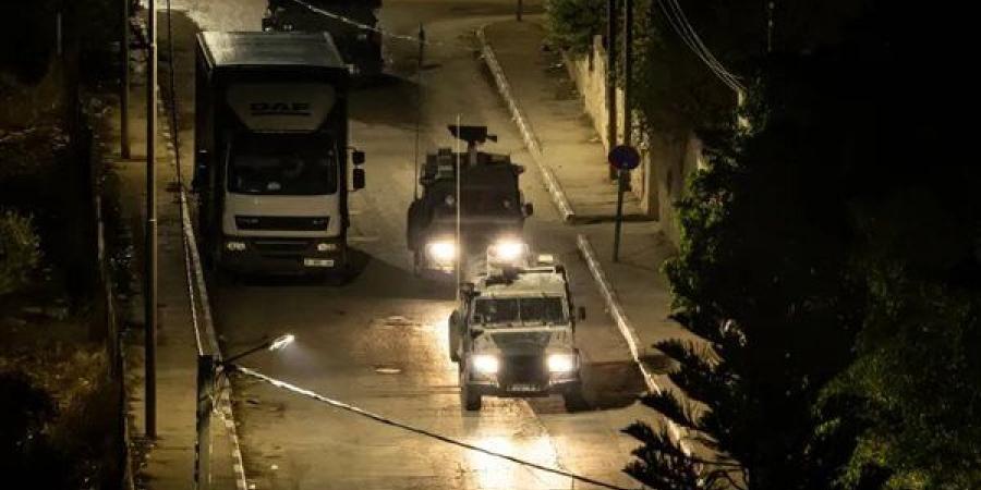 قوات الاحتلال تعتقل عشرات الفلسطينيين في الضفة الغربية