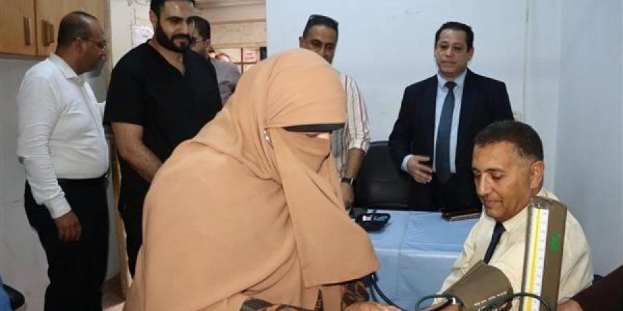 محافظ القليوبية يتابع العمل بالفترة المسائية للعيادات الخارجية بمستشفى بنها التعليمي