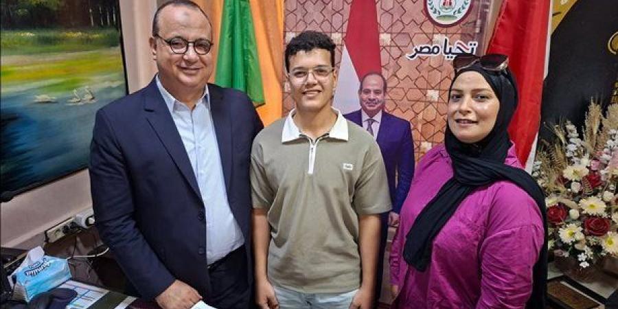 بعد تفوقه، "تعليمية أجا" تحتفي بالسادس على الجمهورية علمي علوم (فيديو وصور)