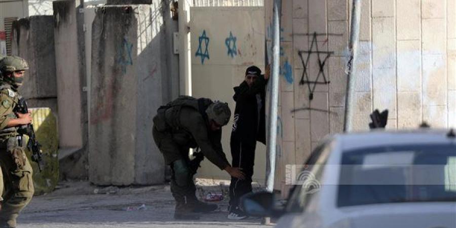 قوات الاحتلال الإسرائيلي تواصل اقتحام الضفة الغربية وتستهدف محيط مجمع فلسطين الطبي