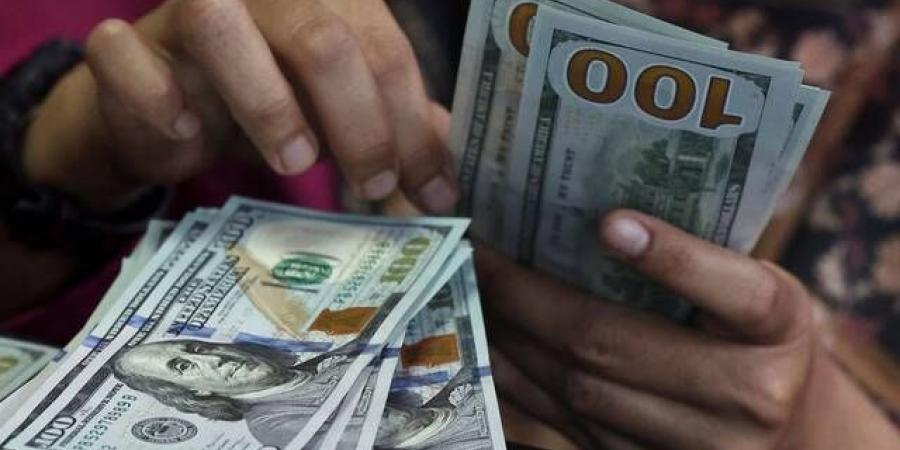 الدولار يتعافى ولكنه يتجه لخسارة شهرية