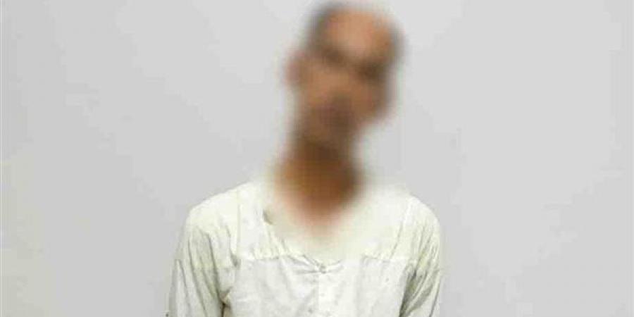 "ماسورة وسلاح أبيض"، عاطل يعتدي على صاحبة مقهى بالقليوبية ويحطم محتوياته