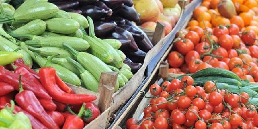سعر الخضار اليوم، الطماطم تتهاوى إلى 4 جنيهات وارتفاع الليمون البلدي والباذنجان