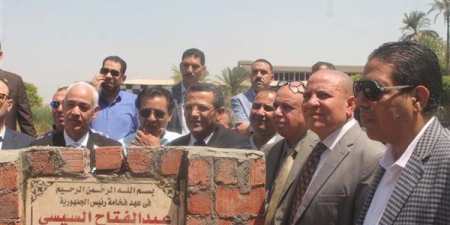 نقيب الصحفيين يضع حجر الأساس للنادي النهري بأسيوط