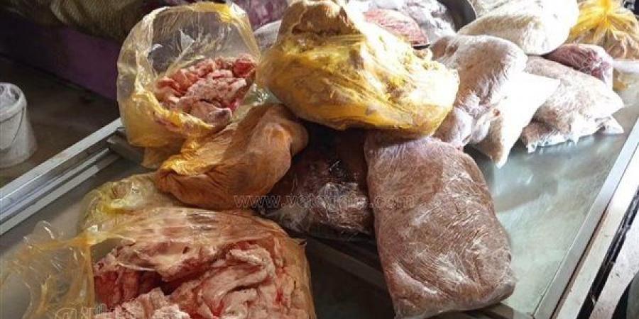 بعد واقعة الصراصير والحشرات، ضبط لحوم فاسدة داخل معمل مطعم شهير في أسوان (صور)