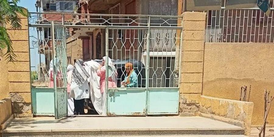 ولادة مفاجئة داخل "توك توك"، فريق طبي ينقذ أمًا ومولودتها أمام وحدة صحة كفر شكر