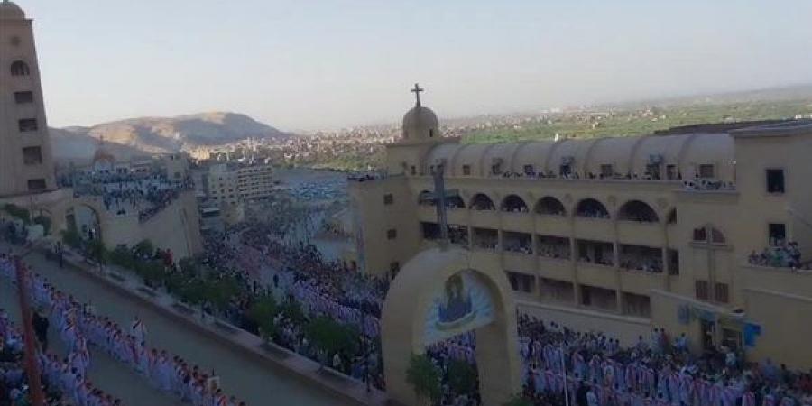 وسط أصوات الزغاريد، الآلاف في زفة أيقونة المسيح في احتفالات دير درنكة بأسيوط (فيديو)