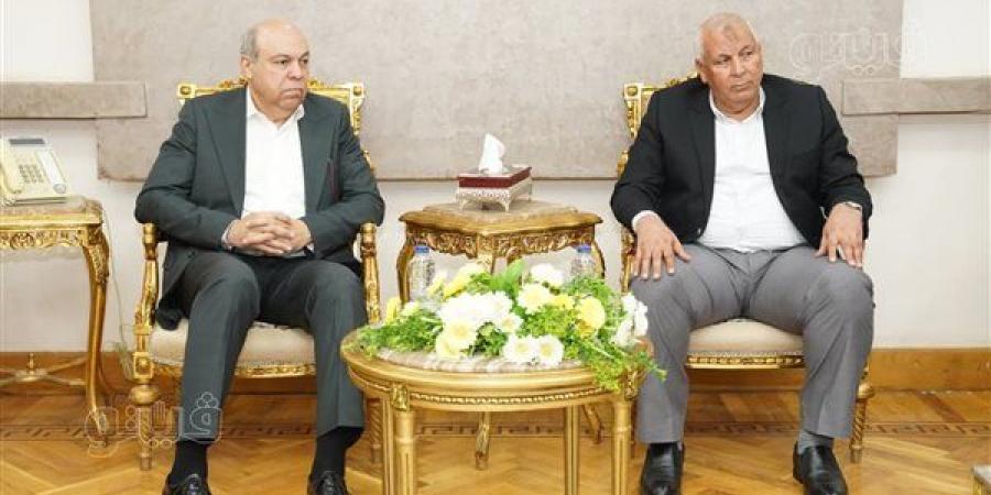 محافظ مطروح يبحث مع وزير الطيران المدني تنشيط الحركة الجوية والسياحية بالمحافظة