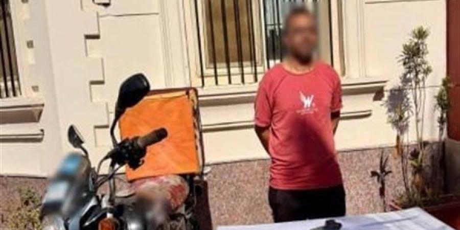 بيطاردوني وعايزين يقتلوني، القصة الكاملة لعامل توصيل أثار الجدل بفيديوهات ملاحقة السيارات في القاهرة