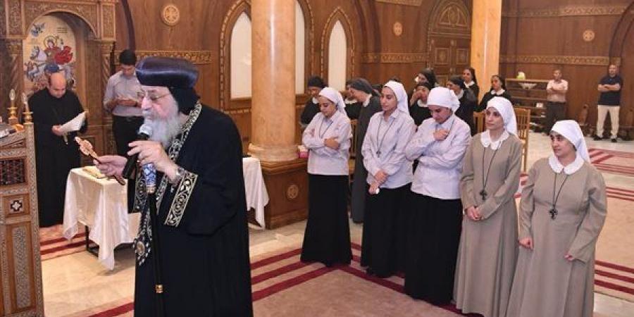 البابا تواضروس يكرس اثنتين من طالبات دير بنات مريم بعزبة النخل