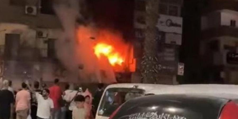 لحظة السيطرة على حريق إحدى البازارات بمنطقة سقارة في فيصل (فيديو)