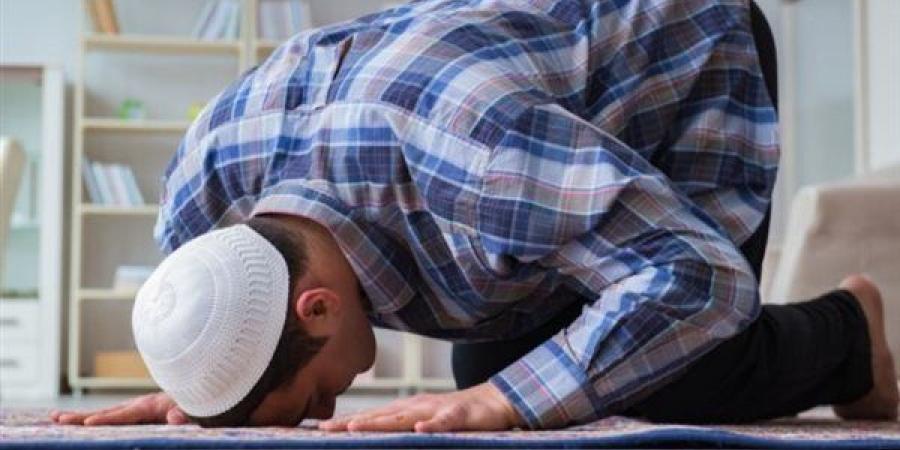 أمين الفتوى يوضح حكم تغميض العينين في الصلاة (فيديو)