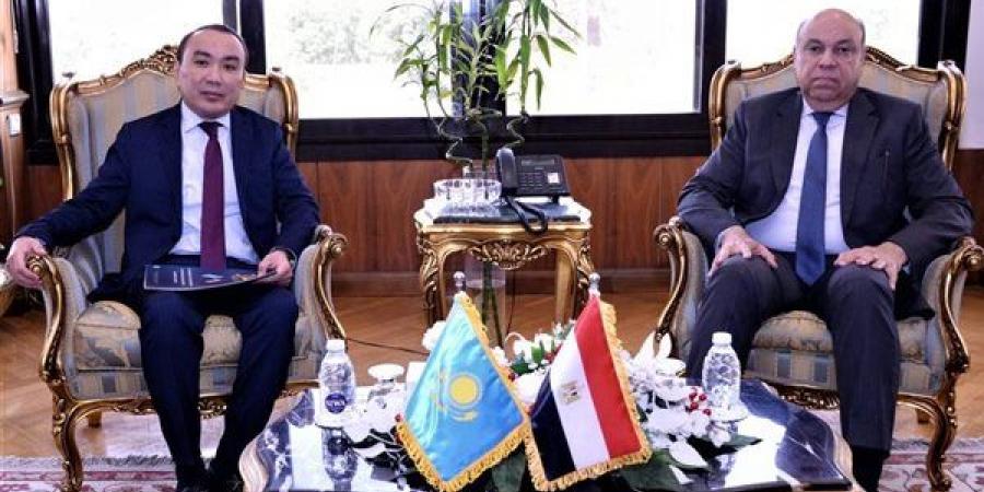 وزير الطيران يبحث مع سفير كازاخستان تعزيز الربط الجوي وتنشيط الحركة السياحية بين البلدين