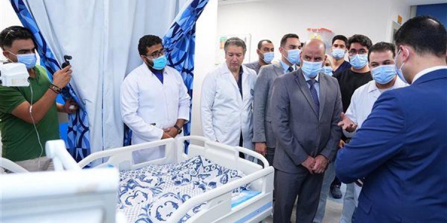 وزير العمل يتفقد المصابين في حادث الإسماعيلية ويطمئن على حالتهم الصحية