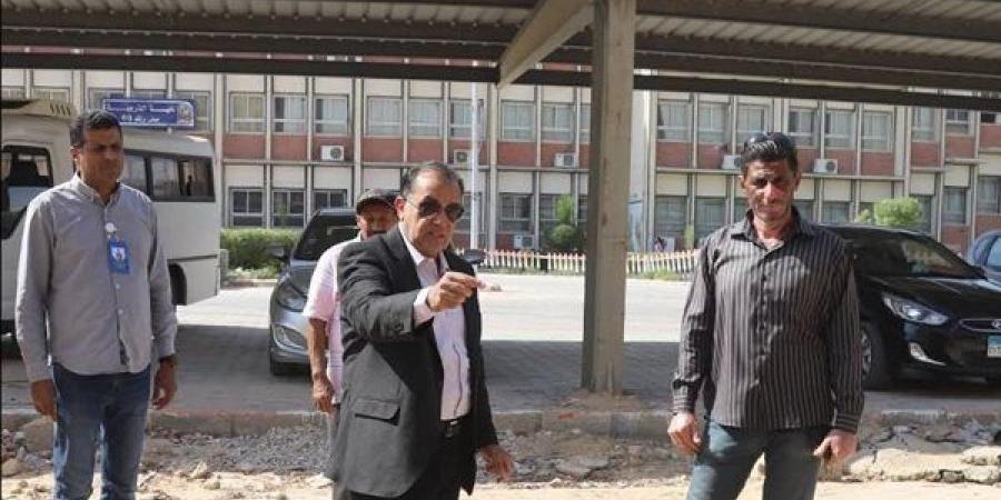 رئيس جامعة قنا يتفقد المنطقة المحيطة بكلية التربية لزيادة الطاقة الاستيعابية لمظلة السيارات