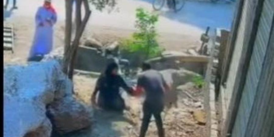 فيديو يوثق اعتداء 3 أشخاص على سيدتين في الدقهلية والأجهزة الأمنية تكشف ملابسات الواقعة - النيل نيوز