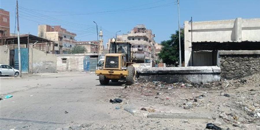 بعد شكاوى الأهالي، رفع الإشغالات والمخلفات من منطقة السوق بالإسماعيلية - النيل نيوز