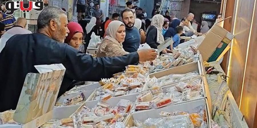 الكيلو بـ 120جنيها، جولة في أقدم سوق لبيع حلاوة المولد بطنطا (فيديو) - النيل نيوز