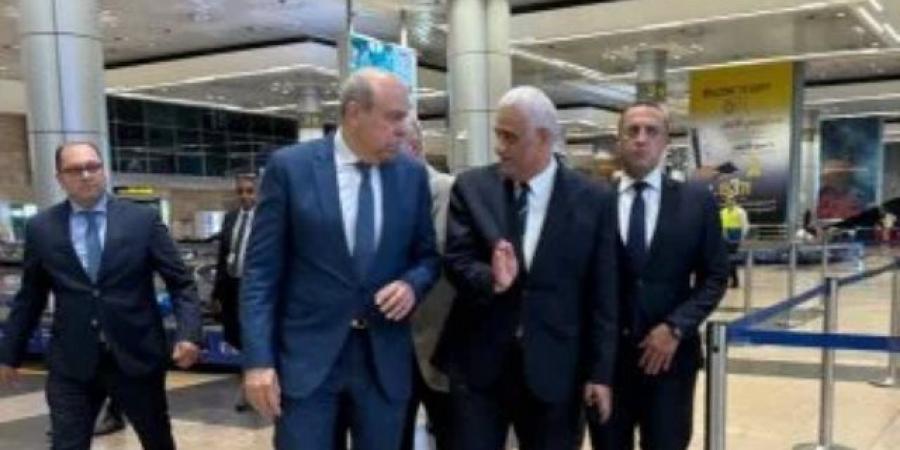 تزامناً مع فترات الذروة.. وزير الطيران يتابع حركة التشغيل بمطار القاهرة ويوجه بتسهيل الإجراءات - النيل نيوز